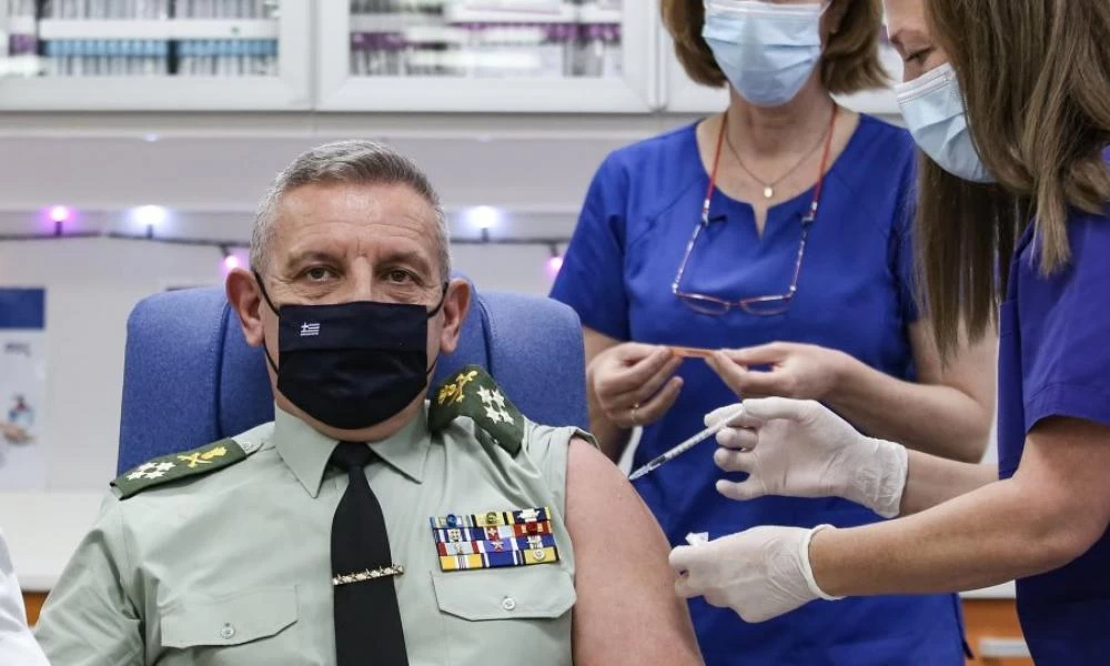 Εμβολιάστηκε ο Α/ΓΕΕΘΑ Φλώρος: «Συμβολικά έκανα την αρχή για τις Ένοπλες Δυνάμεις μας»